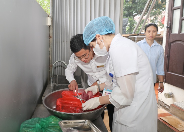 Tăng cường kiểm tra an toàn thực phẩm tại các trường mầm non có bữa ăn bán trú trên địa bàn xã Đại Xuyên- Ảnh 1.