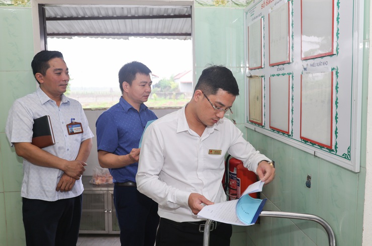 Tăng cường kiểm tra an toàn thực phẩm tại các trường mầm non có bữa ăn bán trú trên địa bàn xã Đại Xuyên- Ảnh 3.
