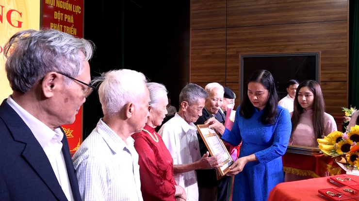 Đảng ủy xã Mỹ Đức trao tặng Huy hiệu Đảng đợt 19/5; tập huấn kỹ năng, nghiệp vụ thu, nộp quản lý đảng phí và sử dụng Hệ thống thông tin giải quyết thủ tục hành chính của Đảng- Ảnh 2.