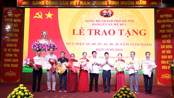 Đảng ủy xã Mỹ Đức trao tặng Huy hiệu Đảng đợt 19/5; tập huấn kỹ năng, nghiệp vụ thu, nộp quản lý đảng phí và sử dụng Hệ thống thông tin giải quyết thủ tục hành chính của Đảng- Ảnh 3.