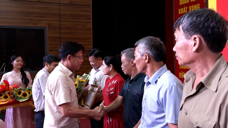 Đảng ủy xã Mỹ Đức trao tặng Huy hiệu Đảng đợt 19/5; tập huấn kỹ năng, nghiệp vụ thu, nộp quản lý đảng phí và sử dụng Hệ thống thông tin giải quyết thủ tục hành chính của Đảng- Ảnh 5.