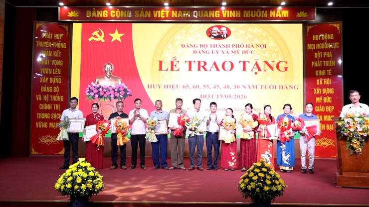 Đảng ủy xã Mỹ Đức trao tặng Huy hiệu Đảng đợt 19/5; tập huấn kỹ năng, nghiệp vụ thu, nộp quản lý đảng phí và sử dụng Hệ thống thông tin giải quyết thủ tục hành chính của Đảng- Ảnh 4.