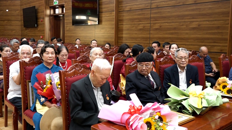 Đảng ủy xã Mỹ Đức trao tặng Huy hiệu Đảng đợt 19/5; tập huấn kỹ năng, nghiệp vụ thu, nộp quản lý đảng phí và sử dụng Hệ thống thông tin giải quyết thủ tục hành chính của Đảng- Ảnh 6.