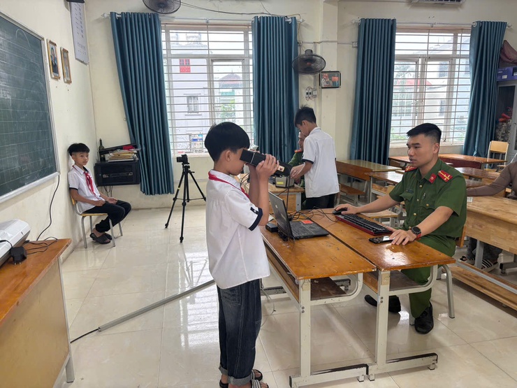 Công an xã Thanh Oai triển khai cao điểm cấp căn cước, định danh điện tử mức 2 cho học sinh từ 6 đến dưới 14 tuổi- Ảnh 1.