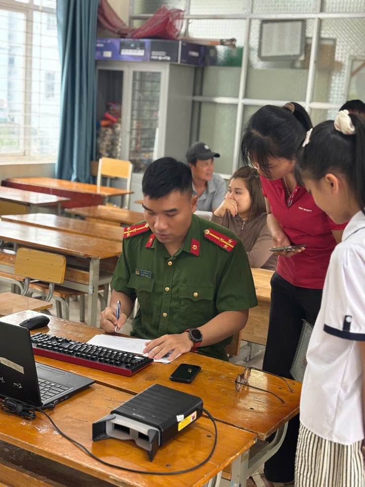 Công an xã Thanh Oai triển khai cao điểm cấp căn cước, định danh điện tử mức 2 cho học sinh từ 6 đến dưới 14 tuổi- Ảnh 2.