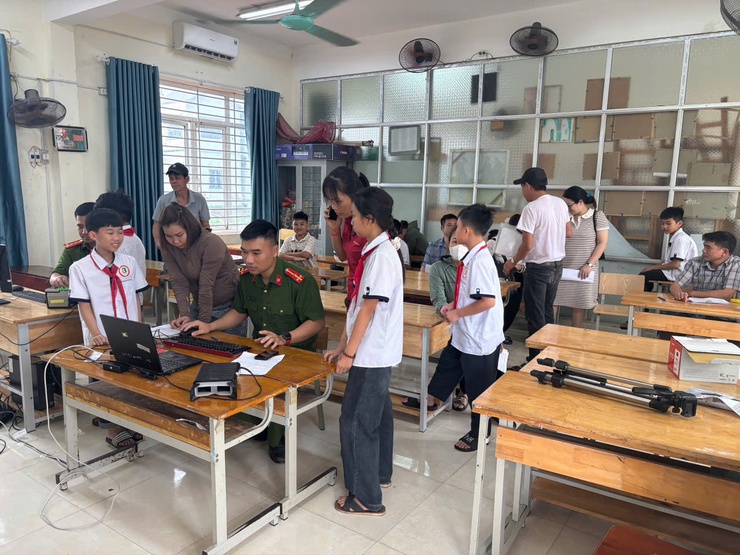 Công an xã Thanh Oai triển khai cao điểm cấp căn cước, định danh điện tử mức 2 cho học sinh từ 6 đến dưới 14 tuổi- Ảnh 3.