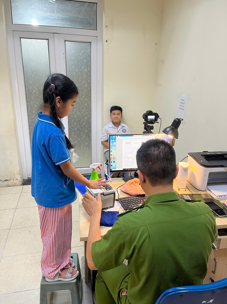 Công an xã Thanh Oai triển khai cao điểm cấp căn cước, định danh điện tử mức 2 cho học sinh từ 6 đến dưới 14 tuổi- Ảnh 5.
