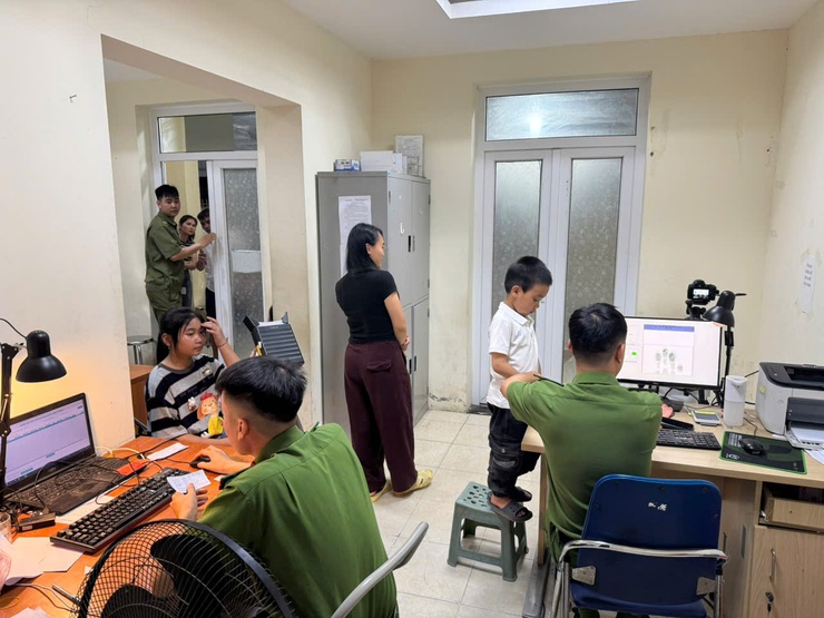 Công an xã Thanh Oai triển khai cao điểm cấp căn cước, định danh điện tử mức 2 cho học sinh từ 6 đến dưới 14 tuổi- Ảnh 7.
