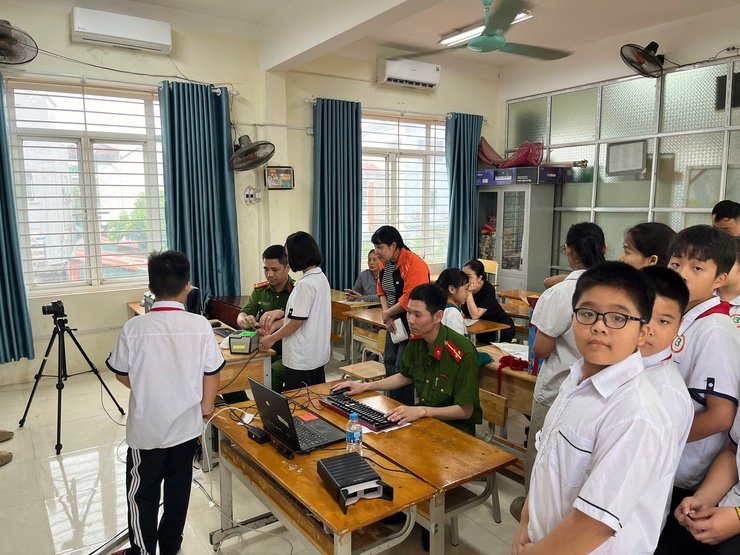 Công an xã Thanh Oai triển khai cao điểm cấp căn cước, định danh điện tử mức 2 cho học sinh từ 6 đến dưới 14 tuổi- Ảnh 8.