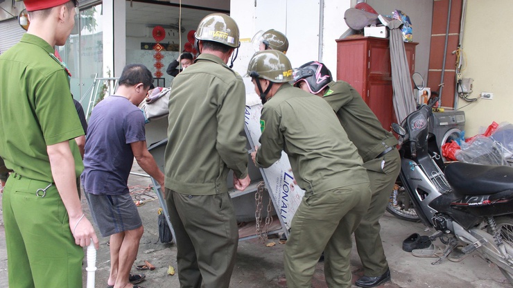 Phường Chương Mỹ ra quân giải tỏa hành lang an toàn giao thông- Ảnh 2.