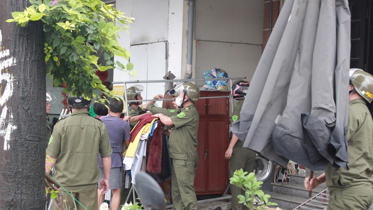 Phường Chương Mỹ ra quân giải tỏa hành lang an toàn giao thông- Ảnh 4.