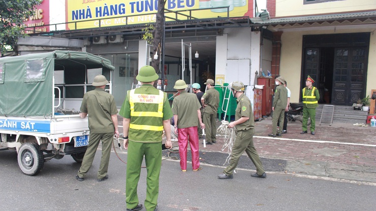 Phường Chương Mỹ ra quân giải tỏa hành lang an toàn giao thông- Ảnh 5.