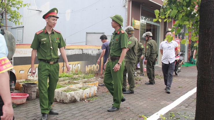 Phường Chương Mỹ ra quân giải tỏa hành lang an toàn giao thông- Ảnh 6.