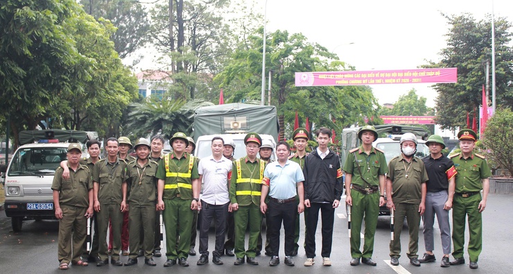 Phường Chương Mỹ ra quân giải tỏa hành lang an toàn giao thông- Ảnh 1.
