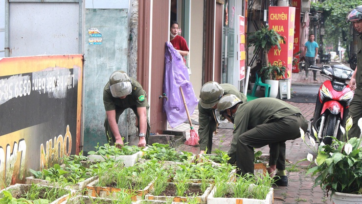 Phường Chương Mỹ ra quân giải tỏa hành lang an toàn giao thông- Ảnh 7.