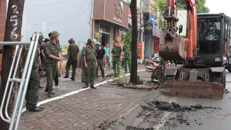 Phường Chương Mỹ ra quân giải tỏa hành lang an toàn giao thông- Ảnh 8.