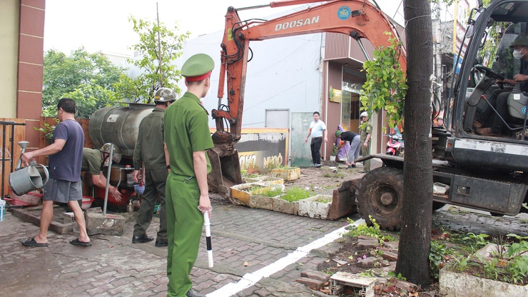 Phường Chương Mỹ ra quân giải tỏa hành lang an toàn giao thông- Ảnh 9.