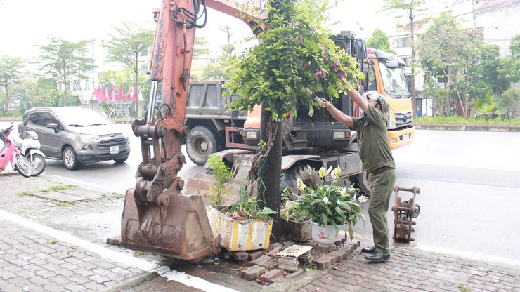 Phường Chương Mỹ ra quân giải tỏa hành lang an toàn giao thông- Ảnh 10.