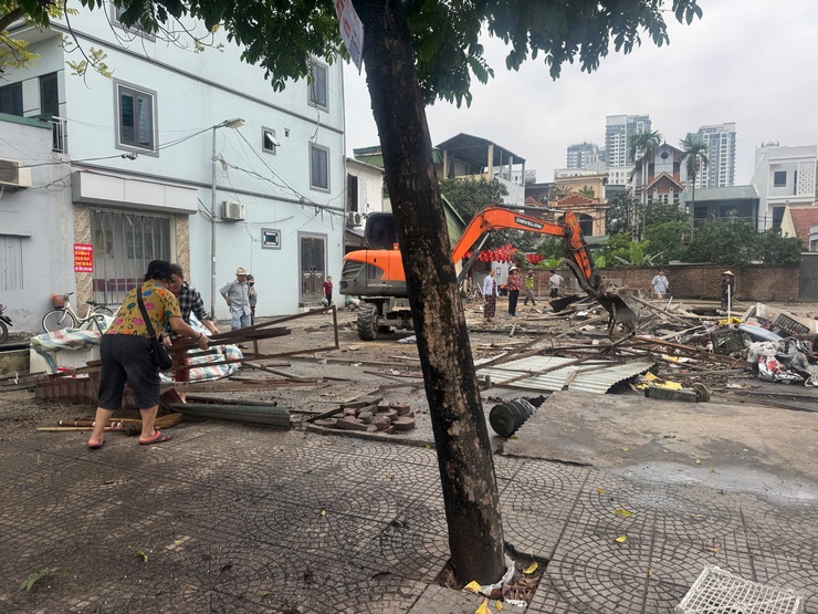 Phường Lĩnh Nam ra quân khắc phục “điểm nghẽn” trật tự đô thị- Ảnh 1.