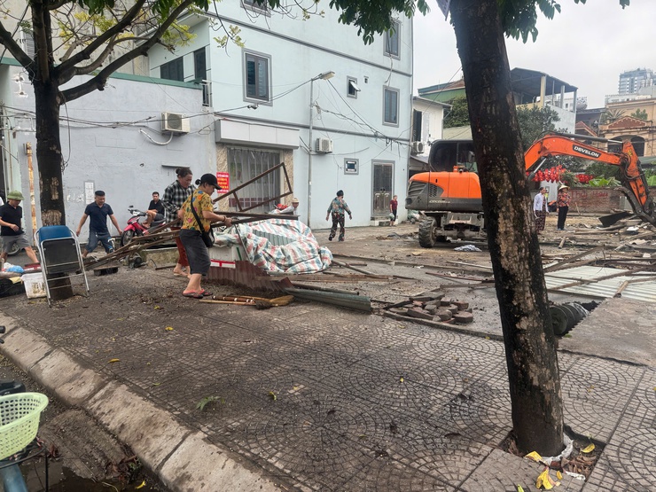 Phường Lĩnh Nam ra quân khắc phục “điểm nghẽn” trật tự đô thị- Ảnh 2.