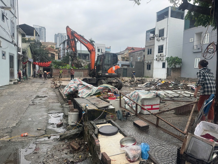 Phường Lĩnh Nam ra quân khắc phục “điểm nghẽn” trật tự đô thị- Ảnh 3.