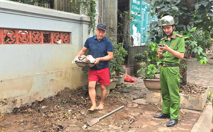 Bát Tràng ra quân giải tỏa vi phạm trật tự đô thị, vệ sinh môi trường- Ảnh 2.