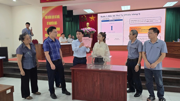 Phương Đông Ngac tổ chức Hội nghị bốc thăm nhận vị trí đất tái định cư thực hiện Dự án  Xây dựng đường Tây Thăng Long đoạn từ đường Phạm Văn Đồng đến đường Văn Tiến Dũng tại khu đât 1,48ha phường Đông Ngạc- Ảnh 2.