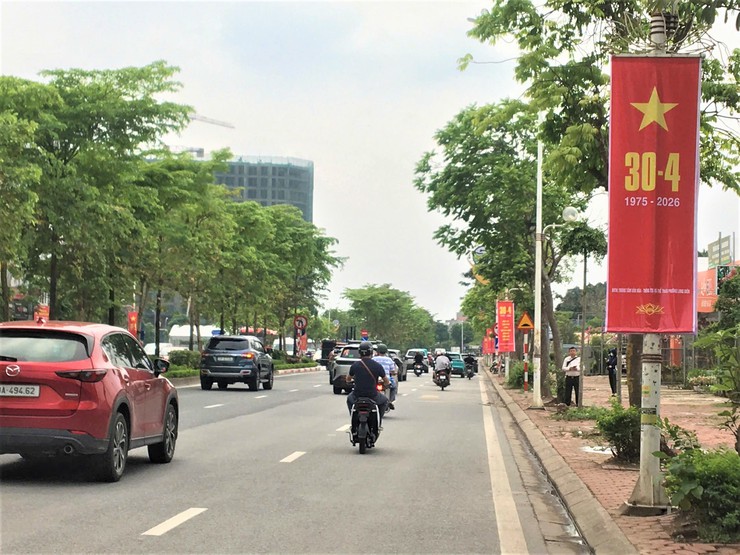 Long Biên đẩy mạnh các hoạt động tuyên truyền, văn hóa - thể thao chào mừng kỷ niệm 51 năm ngày Giải phóng miền Nam, thống nhất đất nước, 140 năm ngày Quốc tế Lao động và 136 năm ngày sinh Chủ tịch Hồ Chí Minh.- Ảnh 2.