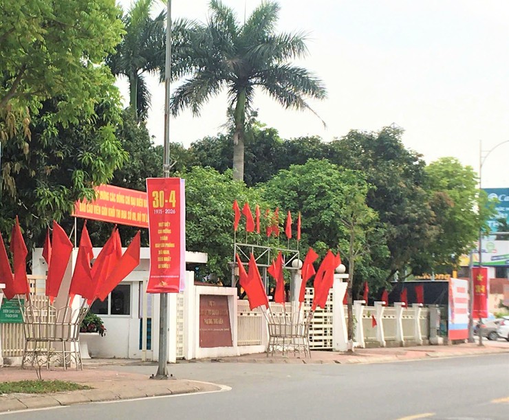 Long Biên đẩy mạnh các hoạt động tuyên truyền, văn hóa - thể thao chào mừng kỷ niệm 51 năm ngày Giải phóng miền Nam, thống nhất đất nước, 140 năm ngày Quốc tế Lao động và 136 năm ngày sinh Chủ tịch Hồ Chí Minh.- Ảnh 1.