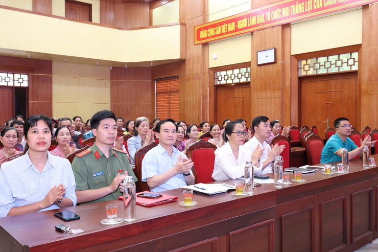 Vân Đình: Tổ chức hội nghị tuyên truyền, phổ biến, giáo dục pháp luật cho hội viên nông dân, phụ nữ- Ảnh 1.