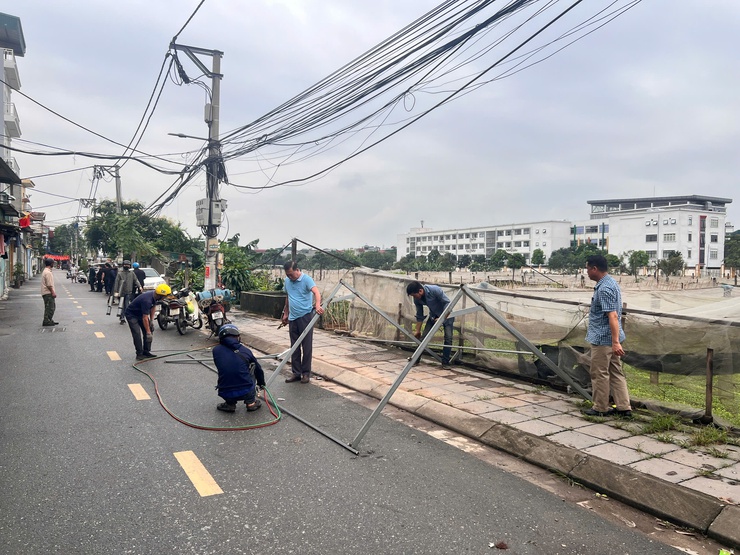 Phường Lĩnh Nam ra quân khắc phục “điểm nghẽn” trật tự đô thị- Ảnh 11.