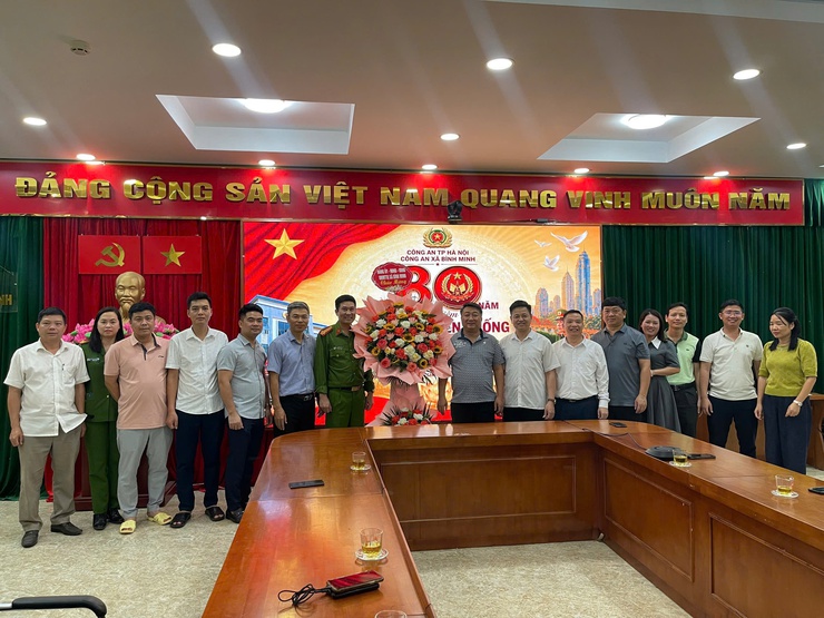 ĐẢNG ỦY, UBND XÃ BÌNH MINH THĂM, CHÚC MỪNG CÔNG AN XÃ NHÂN KỶ NIỆM 80 NĂM NGÀY TRUYỀN THỐNG LỰC LƯỢNG CAND- Ảnh 1.