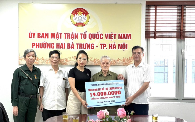 Lan tỏa yêu thương: Trao kinh phí hỗ trợ thường xuyên cho các hộ khó khăn trên địa bàn phường Hai Bà Trưng.- Ảnh 5.