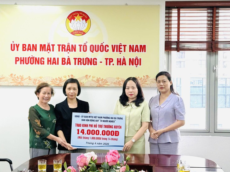Lan tỏa yêu thương: Trao kinh phí hỗ trợ thường xuyên cho các hộ khó khăn trên địa bàn phường Hai Bà Trưng.- Ảnh 3.