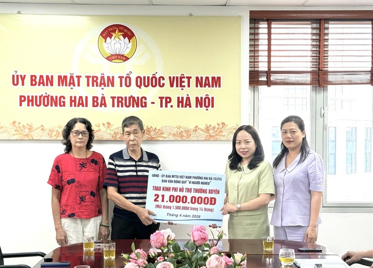 Lan tỏa yêu thương: Trao kinh phí hỗ trợ thường xuyên cho các hộ khó khăn trên địa bàn phường Hai Bà Trưng.- Ảnh 6.