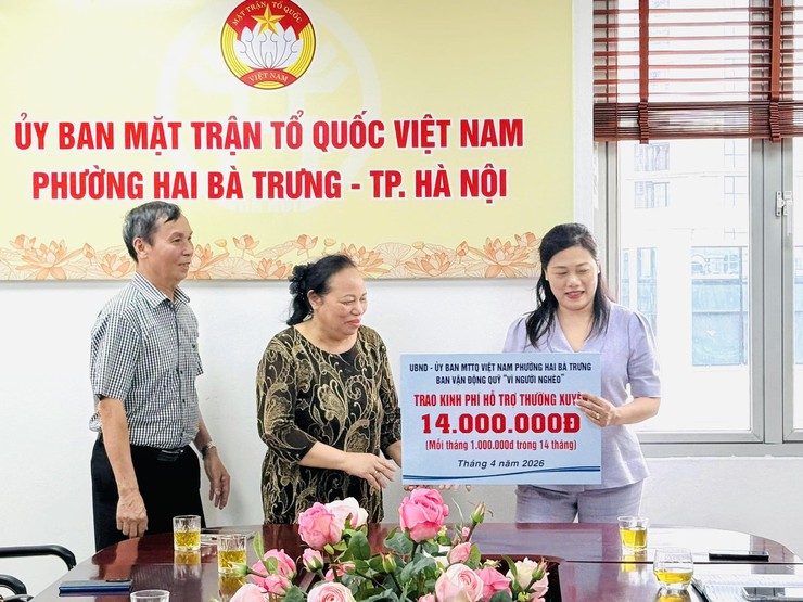 Lan tỏa yêu thương: Trao kinh phí hỗ trợ thường xuyên cho các hộ khó khăn trên địa bàn phường Hai Bà Trưng.- Ảnh 1.