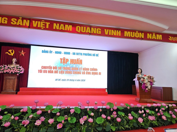 Phường Bồ Đề tổ chức khóa đào tạo bồi dưỡng chuyển đổi số, ứng dụng AI trong quản lý hành chính- Ảnh 1.