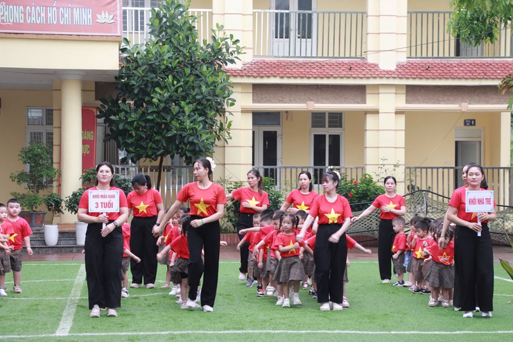 XÃ PHÚC SƠN: SÔI NỔI HOẠT ĐỘNG DIỄU HÀNH, VĂN NGHỆ CHÀO MỪNG 51 NĂM NGÀY GIẢI PHÓNG MIỀN NAM TẠI TRƯỜNG MẦM NON MỸ THÀNH- Ảnh 2.