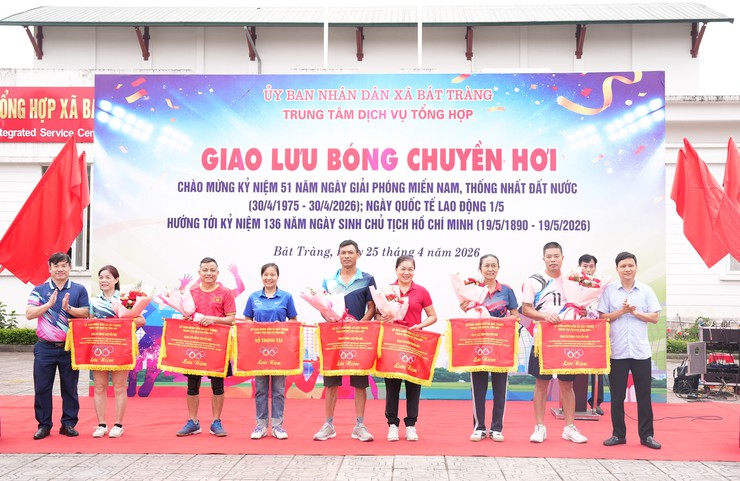 Bát Tràng tổ chức giao lưu bóng chuyền hơi chào mừng Ngày Giải phóng miền Nam 30-4 và Quốc tế Lao động 1-5- Ảnh 1.