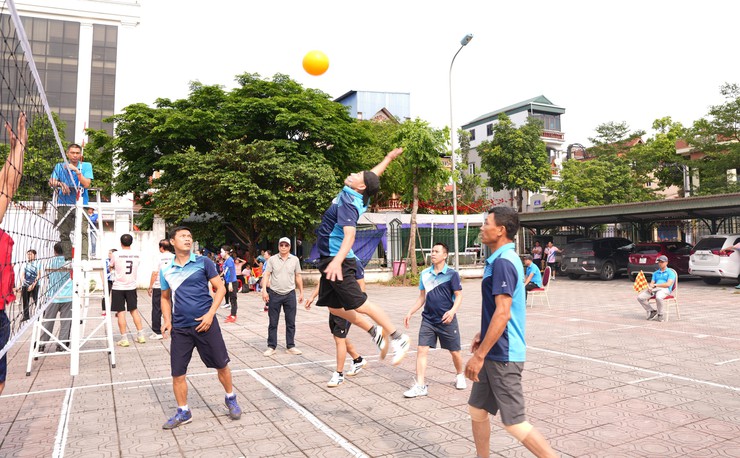 Bát Tràng tổ chức giao lưu bóng chuyền hơi chào mừng Ngày Giải phóng miền Nam 30-4 và Quốc tế Lao động 1-5- Ảnh 3.