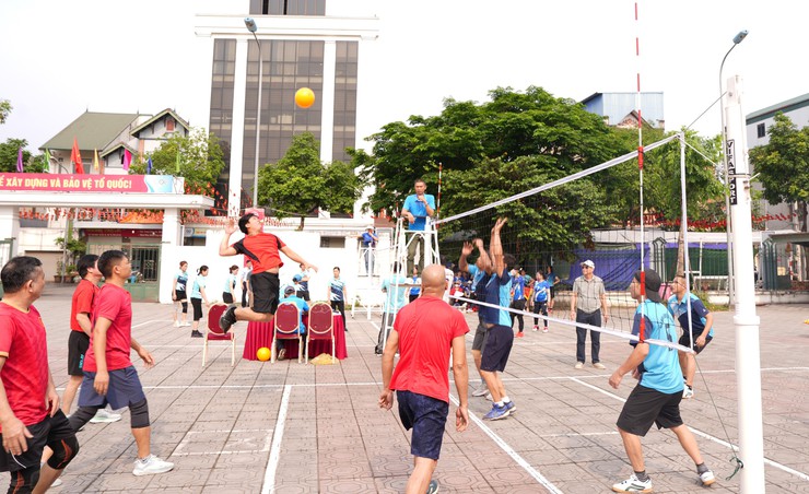 Bát Tràng tổ chức giao lưu bóng chuyền hơi chào mừng Ngày Giải phóng miền Nam 30-4 và Quốc tế Lao động 1-5- Ảnh 4.