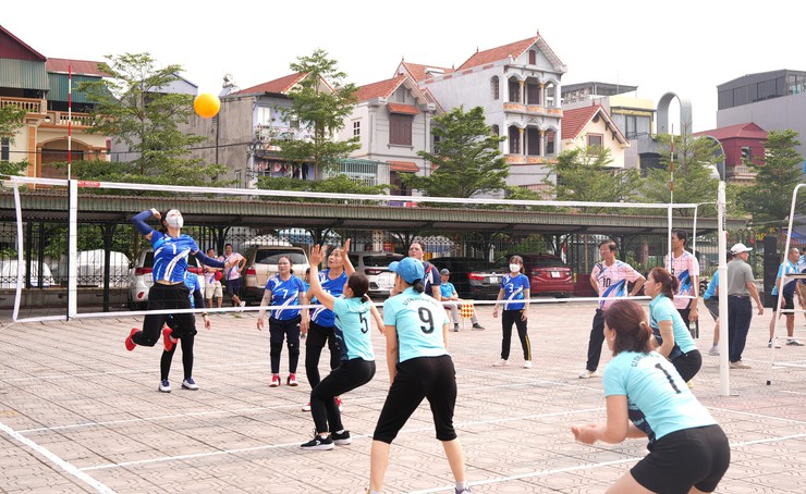 Bát Tràng tổ chức giao lưu bóng chuyền hơi chào mừng Ngày Giải phóng miền Nam 30-4 và Quốc tế Lao động 1-5- Ảnh 5.