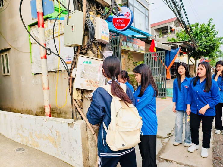 Quảng cáo “rác”: Bao giờ hết cảnh bóc rồi lại dán?- Ảnh 1.