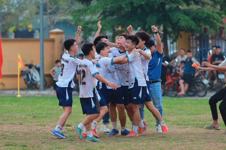 Đội bóng đá Thôn Trung Hậu Đông xuất sắc vô địch Giải bóng đá tranh cúp Hai Bà Trưng xã Mê Linh năm 2026- Ảnh 11.