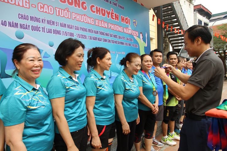 Sôi nổi giải Giải bóng chuyền hơi trung, cao tuổi phường Xuân Phương năm 2026- Ảnh 5.