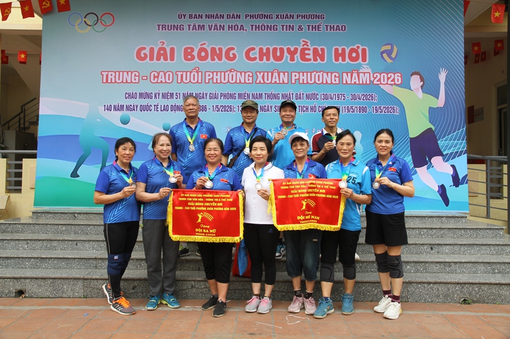 Sôi nổi giải Giải bóng chuyền hơi trung, cao tuổi phường Xuân Phương năm 2026- Ảnh 8.