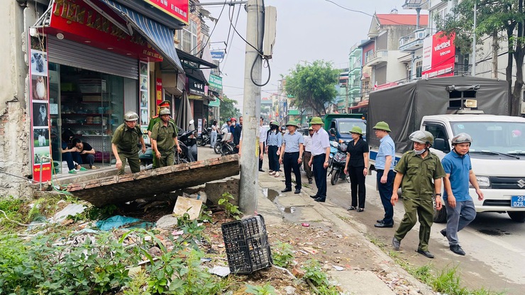 PHÚC THỌ RA QUÂN CHỈNH TRANG CẢNH QUAN MÔI TRƯỜNG, BẢO ĐẢM TRẬT TỰ ATGT PHỤC VỤ NHÂN DÂN DỊP LỄ- Ảnh 6.