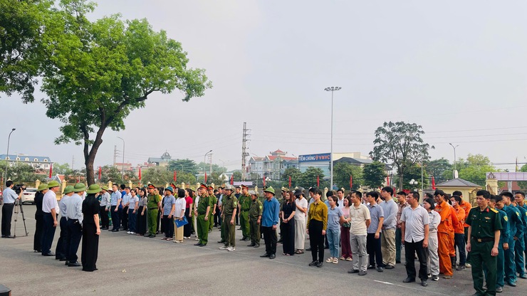 PHÚC THỌ RA QUÂN CHỈNH TRANG CẢNH QUAN MÔI TRƯỜNG, BẢO ĐẢM TRẬT TỰ ATGT PHỤC VỤ NHÂN DÂN DỊP LỄ- Ảnh 4.
