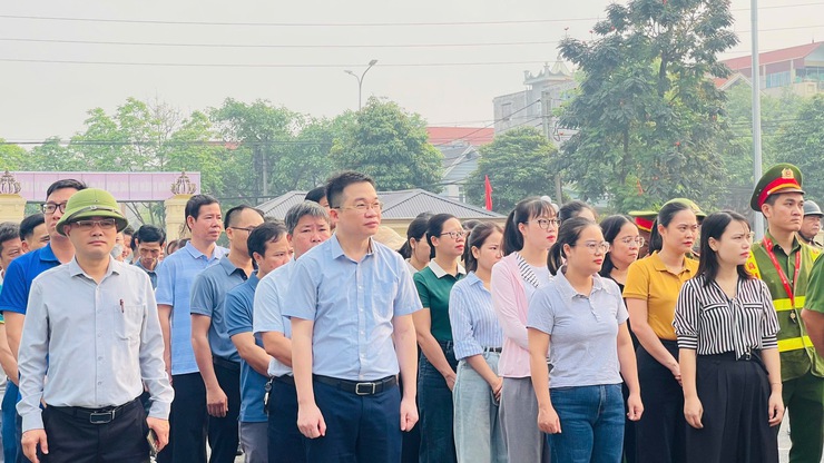 PHÚC THỌ RA QUÂN CHỈNH TRANG CẢNH QUAN MÔI TRƯỜNG, BẢO ĐẢM TRẬT TỰ ATGT PHỤC VỤ NHÂN DÂN DỊP LỄ- Ảnh 2.