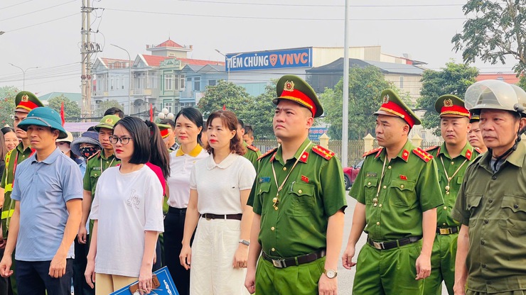 PHÚC THỌ RA QUÂN CHỈNH TRANG CẢNH QUAN MÔI TRƯỜNG, BẢO ĐẢM TRẬT TỰ ATGT PHỤC VỤ NHÂN DÂN DỊP LỄ- Ảnh 3.